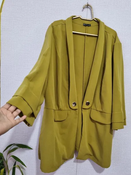BLAZER NA COR MOSTARDA COM BOTOES DOURADOS PLUS