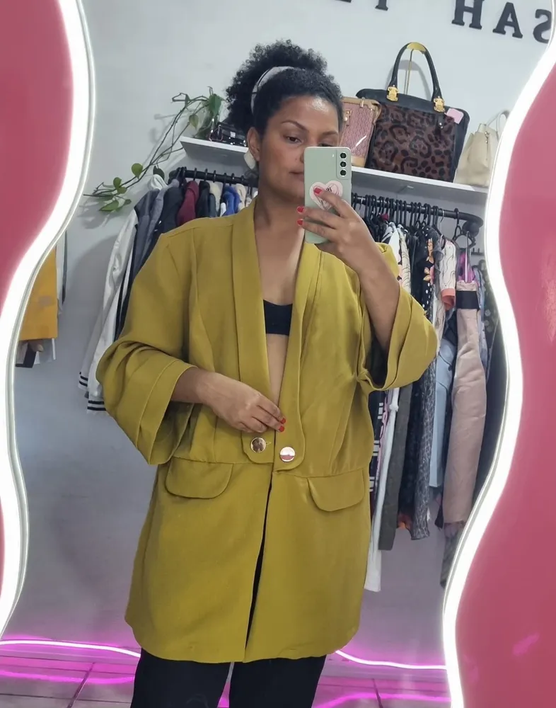 BLAZER NA COR MOSTARDA COM BOTOES DOURADOS PLUS