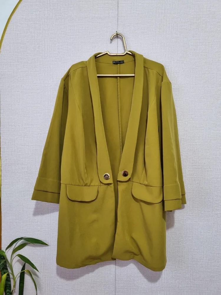 BLAZER NA COR MOSTARDA COM BOTOES DOURADOS PLUS