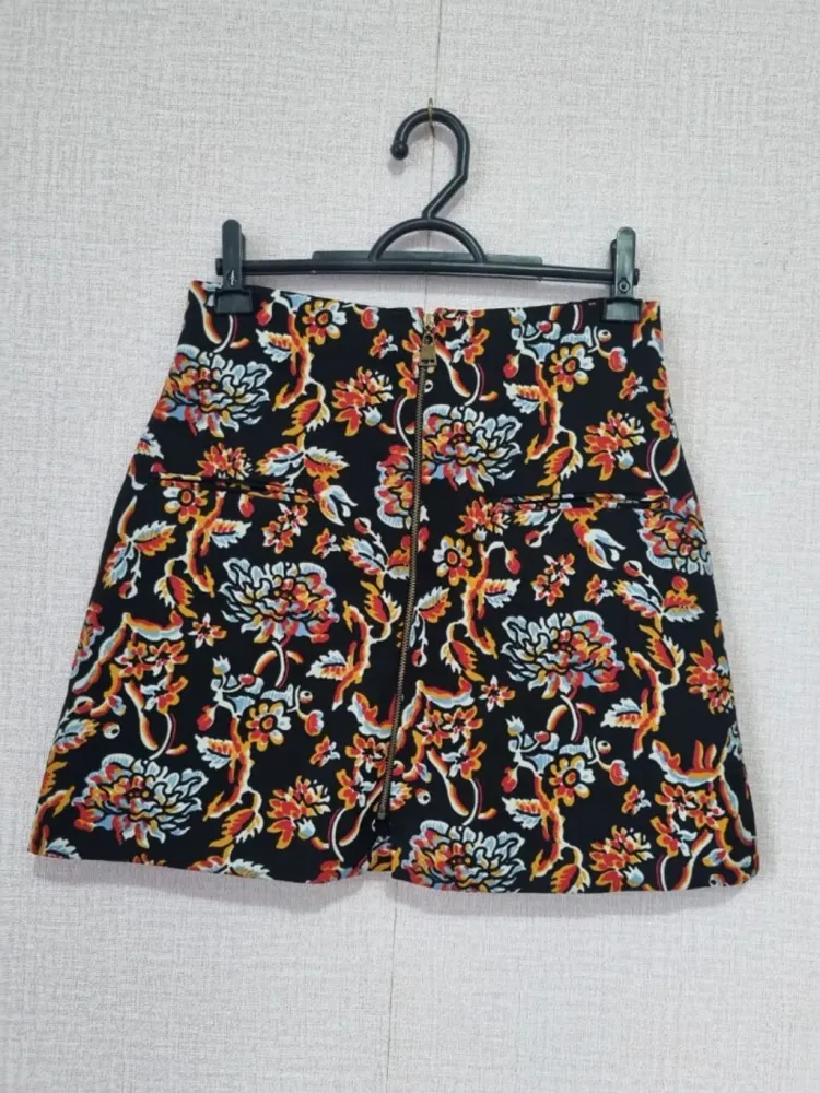 Saia SINO PRETA COM ESTAMPAS FLORAIS ZARA