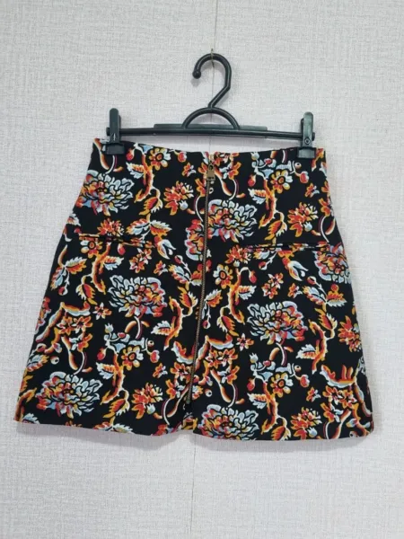 Saia SINO PRETA COM ESTAMPAS FLORAIS ZARA
