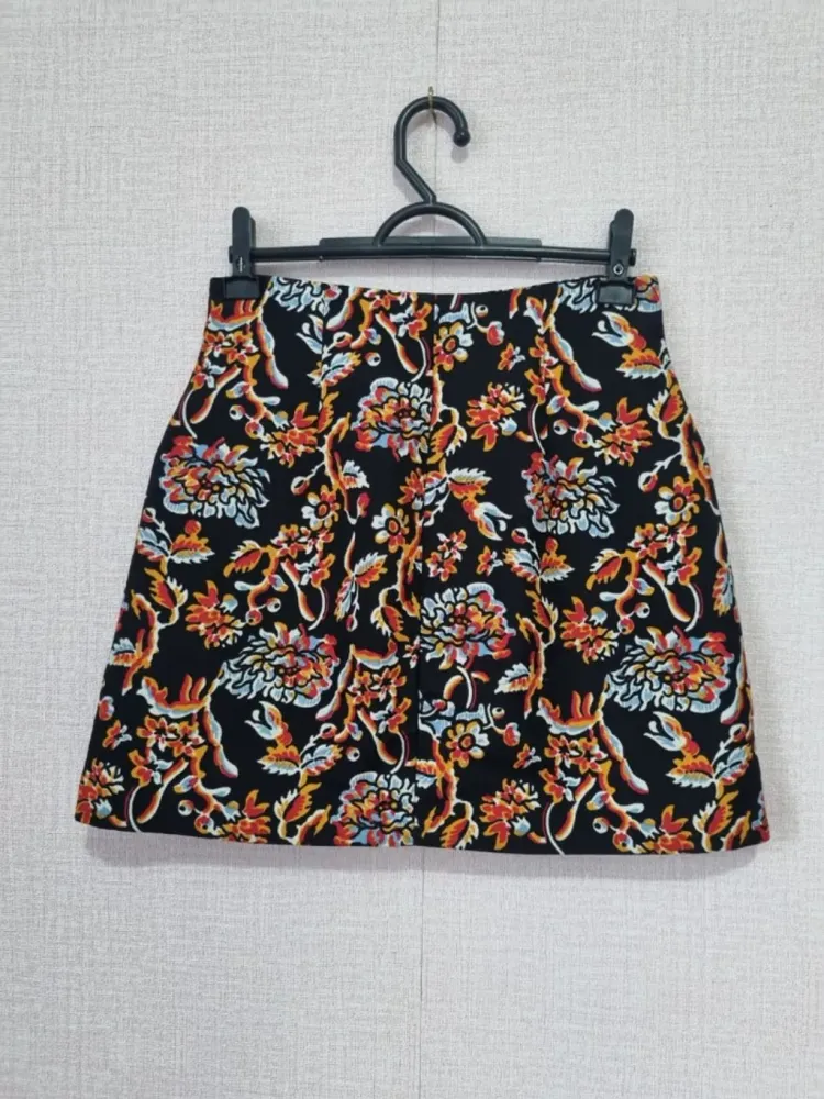 Saia SINO PRETA COM ESTAMPAS FLORAIS ZARA
