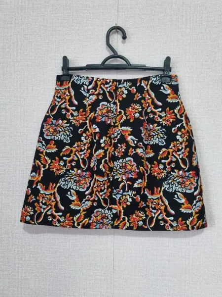 Saia SINO PRETA COM ESTAMPAS FLORAIS ZARA