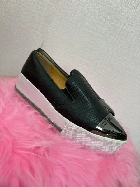 sapatenis em couro preto miu miu com ponteira metalica