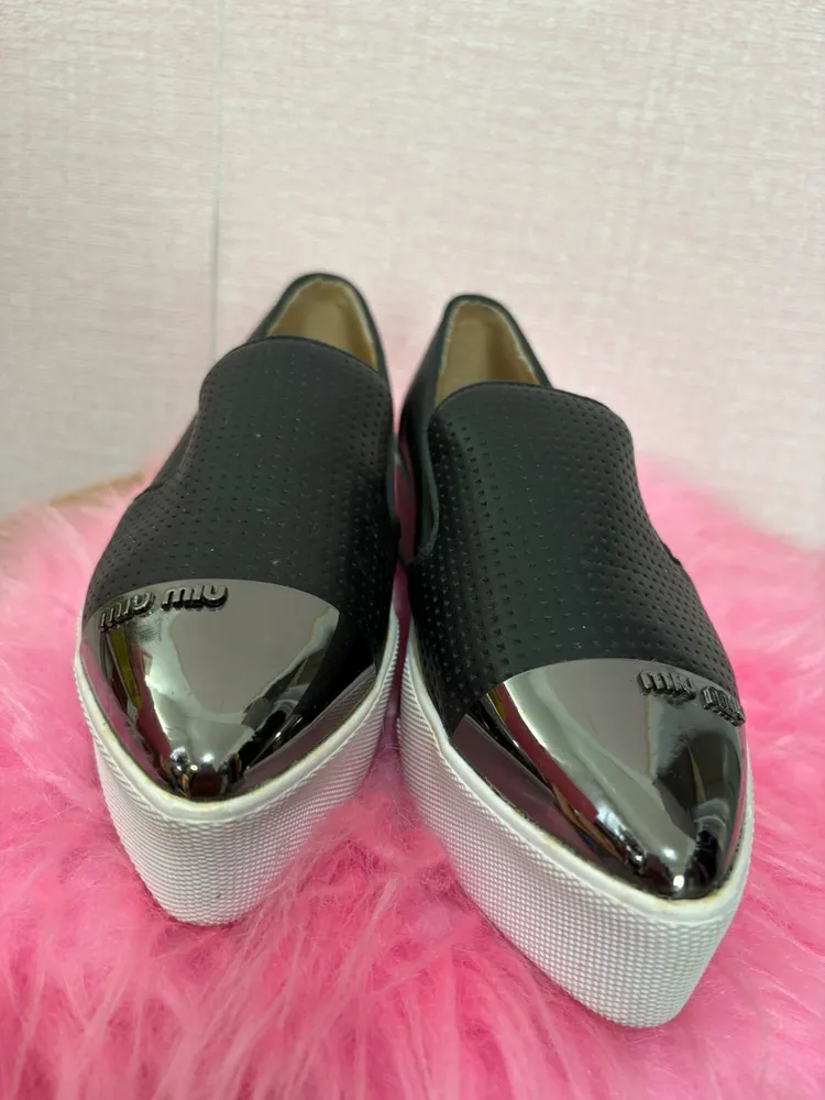 sapatenis em couro preto miu miu com ponteira metalica