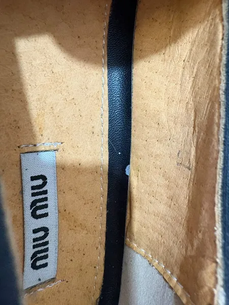 sapatenis em couro preto miu miu com ponteira metalica