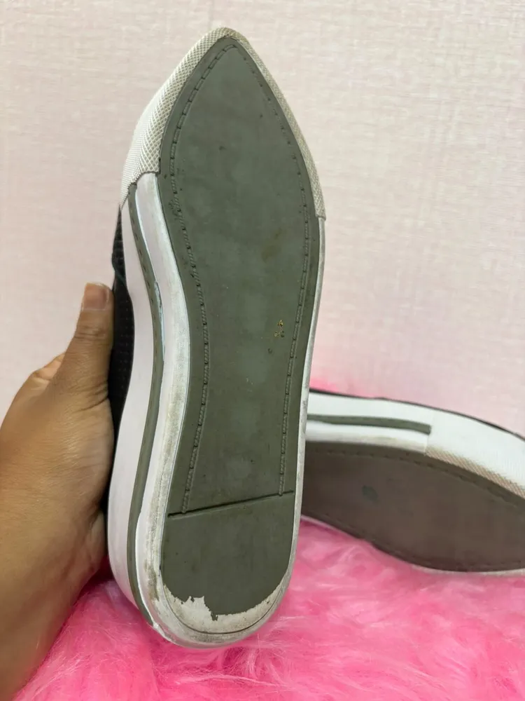 sapatenis em couro preto miu miu com ponteira metalica