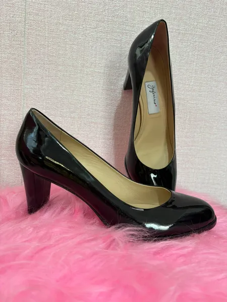 scarpin zeferino preto em couro verniz