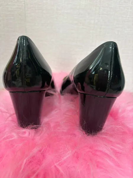 scarpin zeferino preto em couro verniz