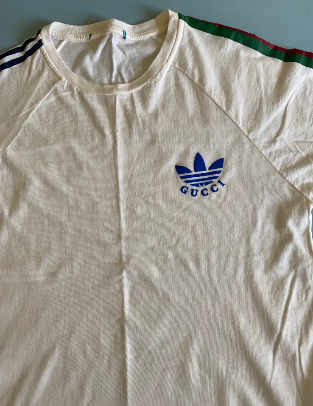 camiseta collab Adidas e gucci