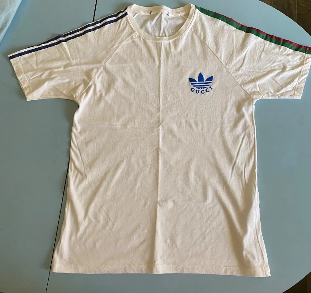 camiseta collab Adidas e gucci