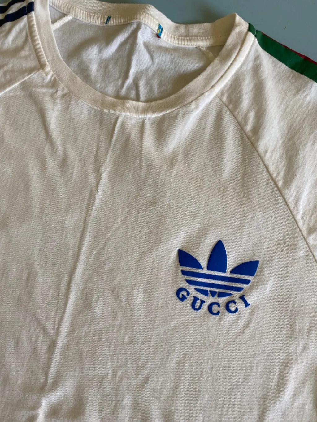 camiseta collab Adidas e gucci