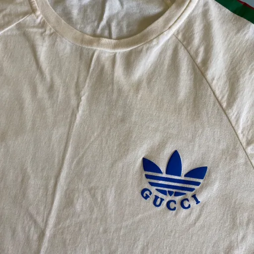 camiseta collab Adidas e gucci