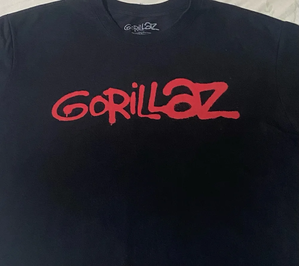 camiseta oversized gorillaz