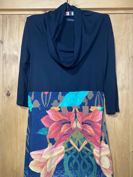 vestido malha preto e estampado