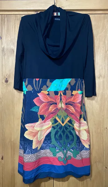 vestido malha preto e estampado