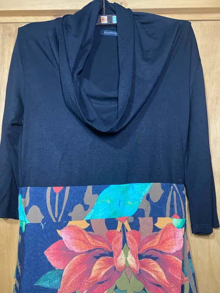 vestido malha preto e estampado