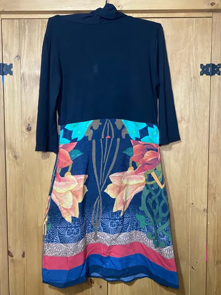 vestido malha preto e estampado