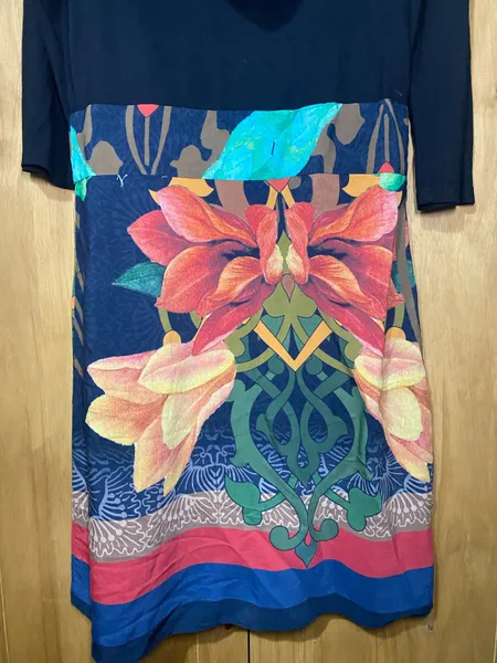 vestido malha preto e estampado