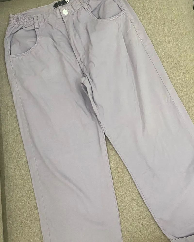 calça em sarja lilas morena rosa