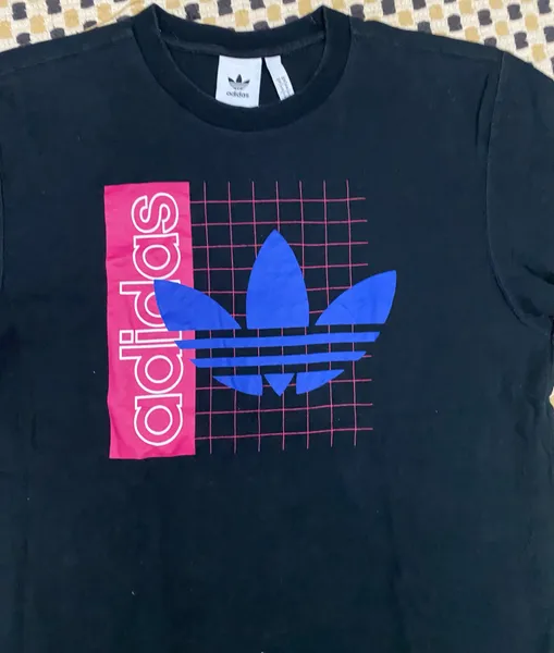 camiseta preta adidas tam p