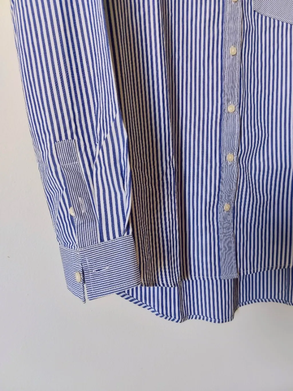 Camisa listrada azul e branco