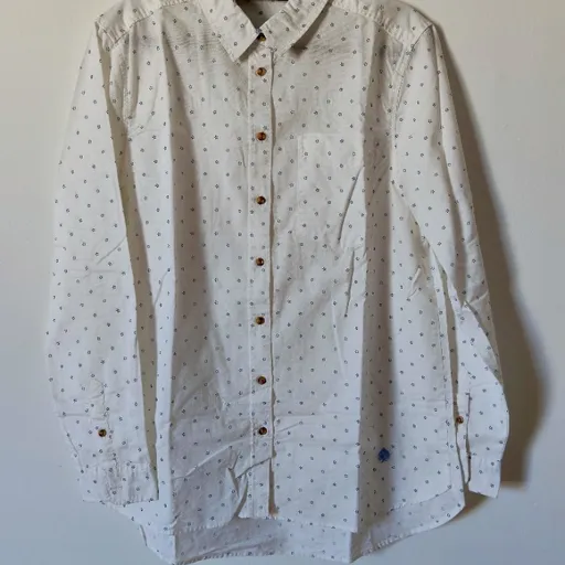 camisa branca com detalhes azuis