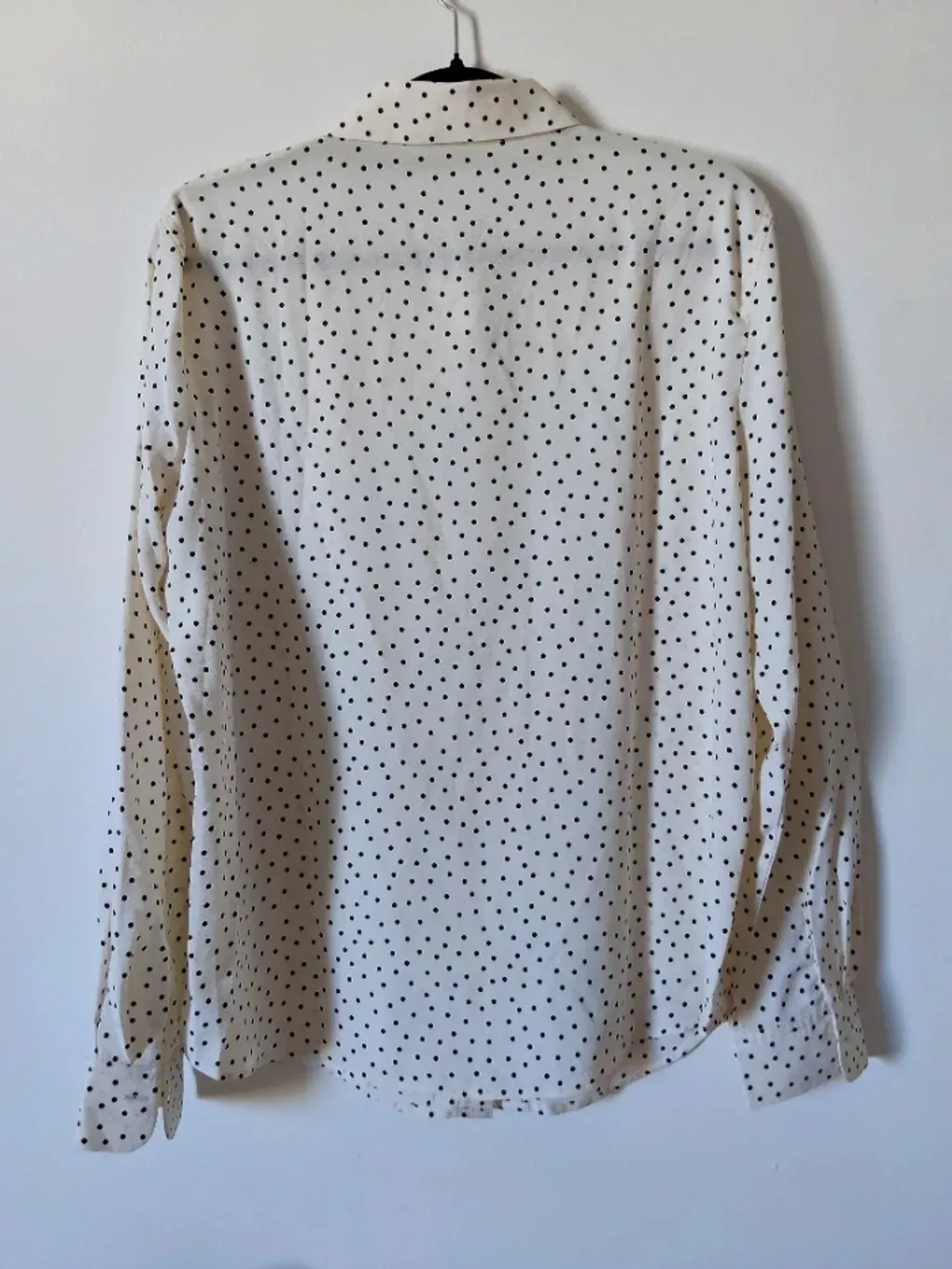 camisa branca com poá