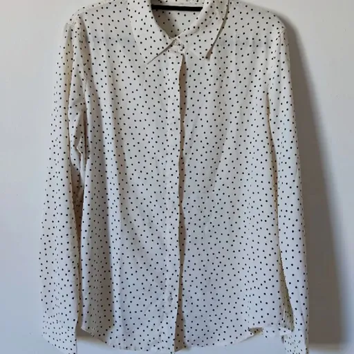 camisa branca com poá