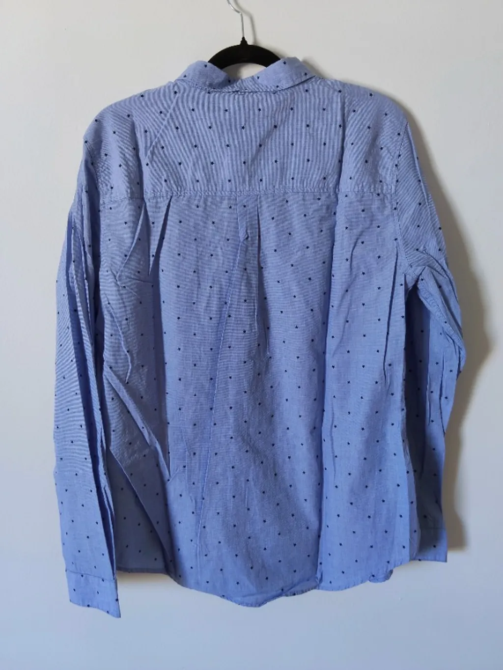 camisa azul com estrelinhas