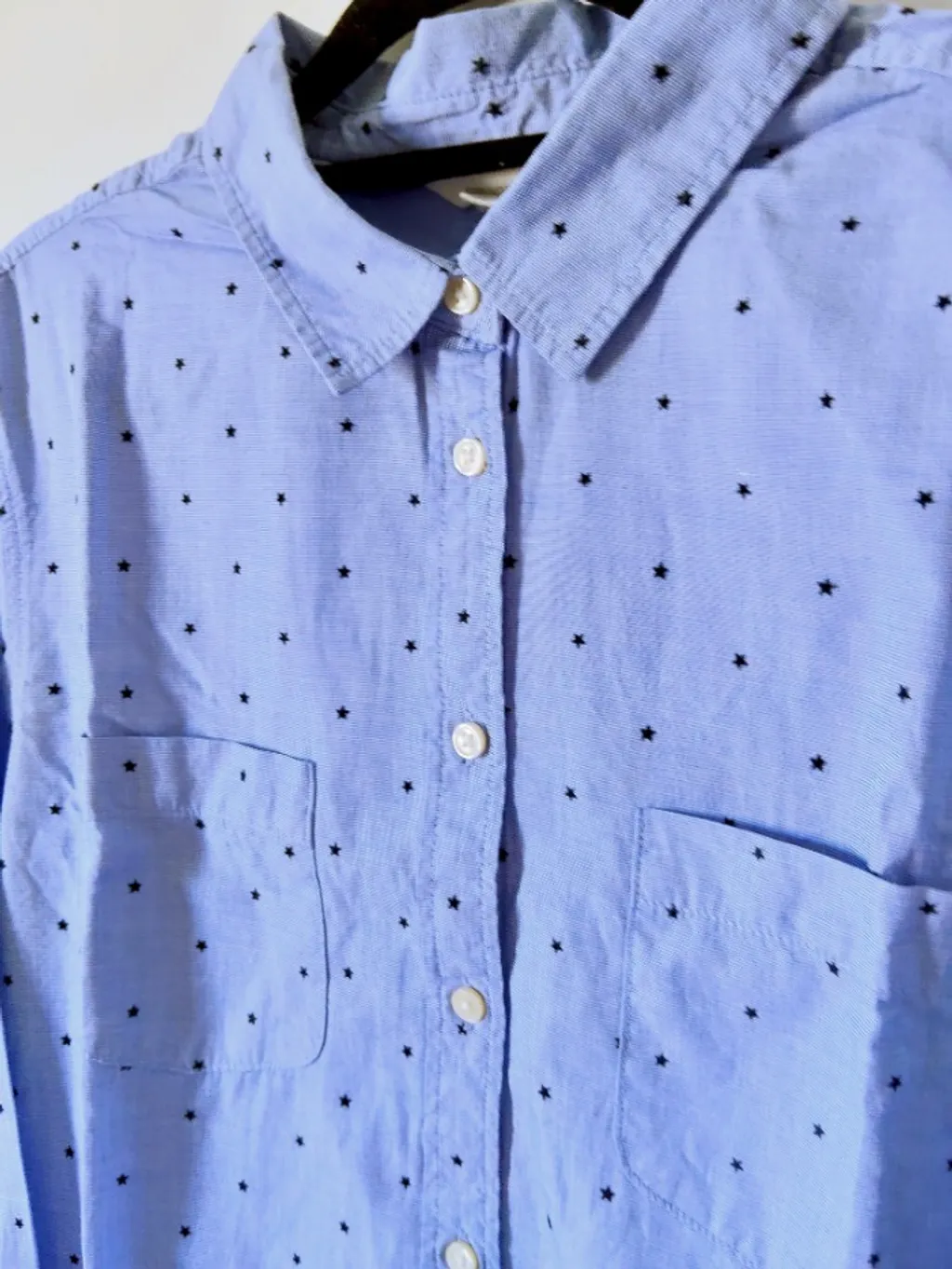 camisa azul com estrelinhas