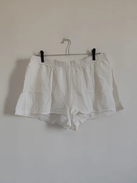 shorts branco poá
