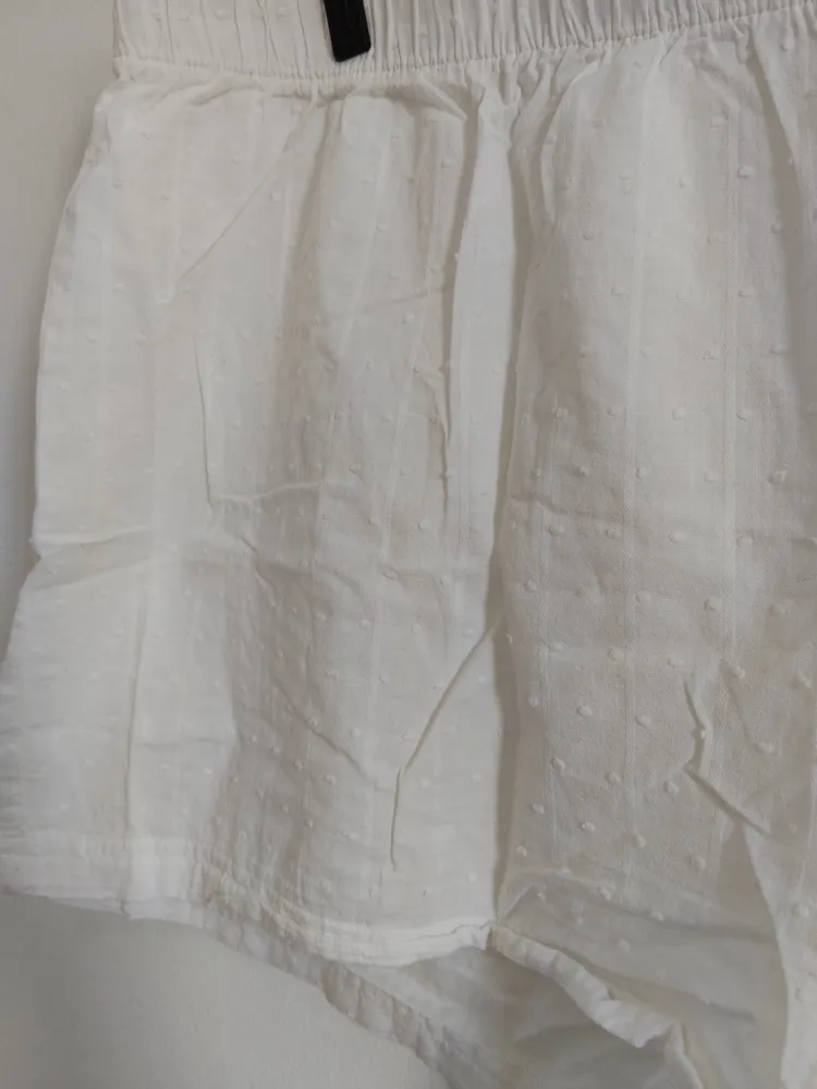 shorts branco poá
