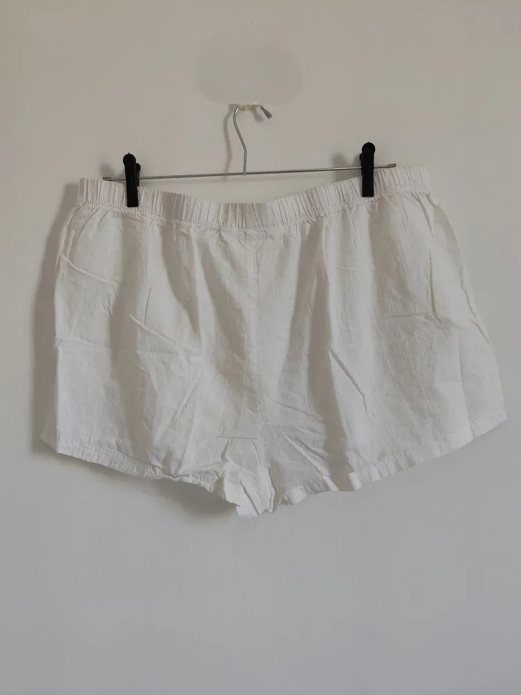 shorts branco poá