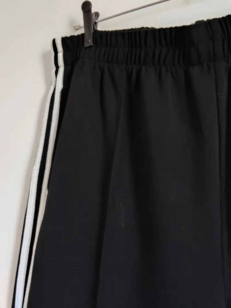 calça preta reta