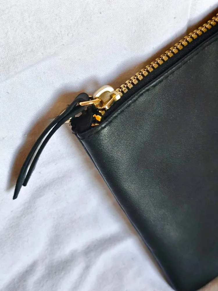 necessaire lisa preta com dourado