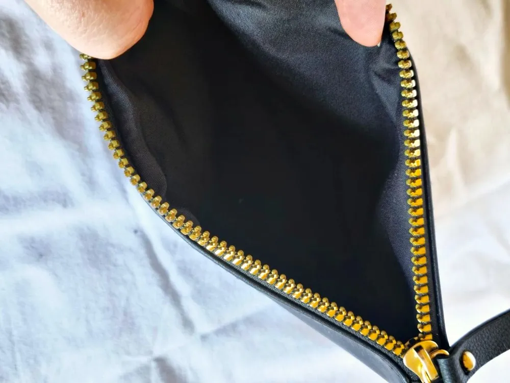 necessaire lisa preta com dourado