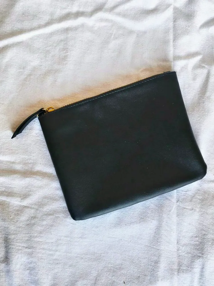 necessaire lisa preta com dourado