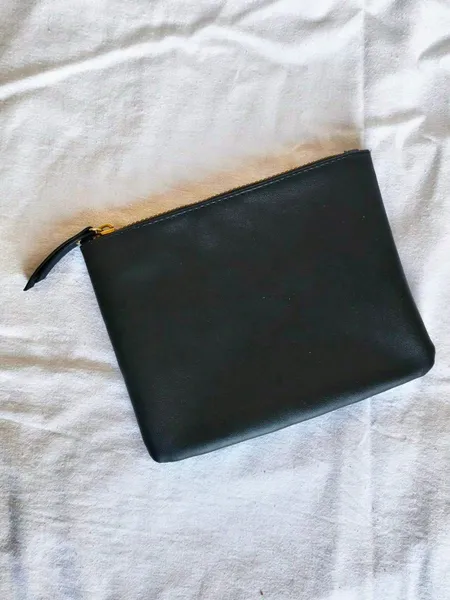 necessaire lisa preta com dourado