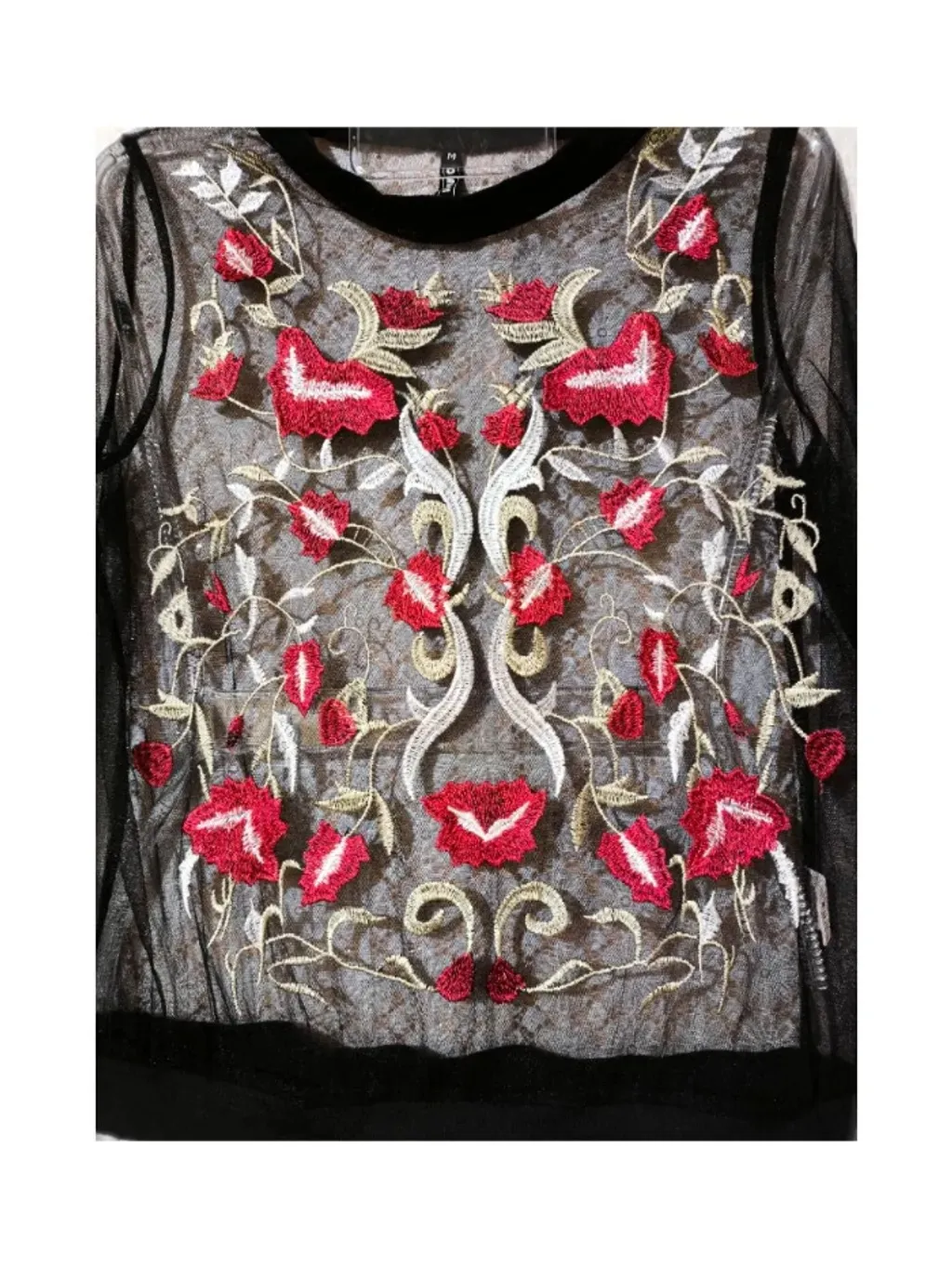 Blusa tule preta bordado floral manga longa