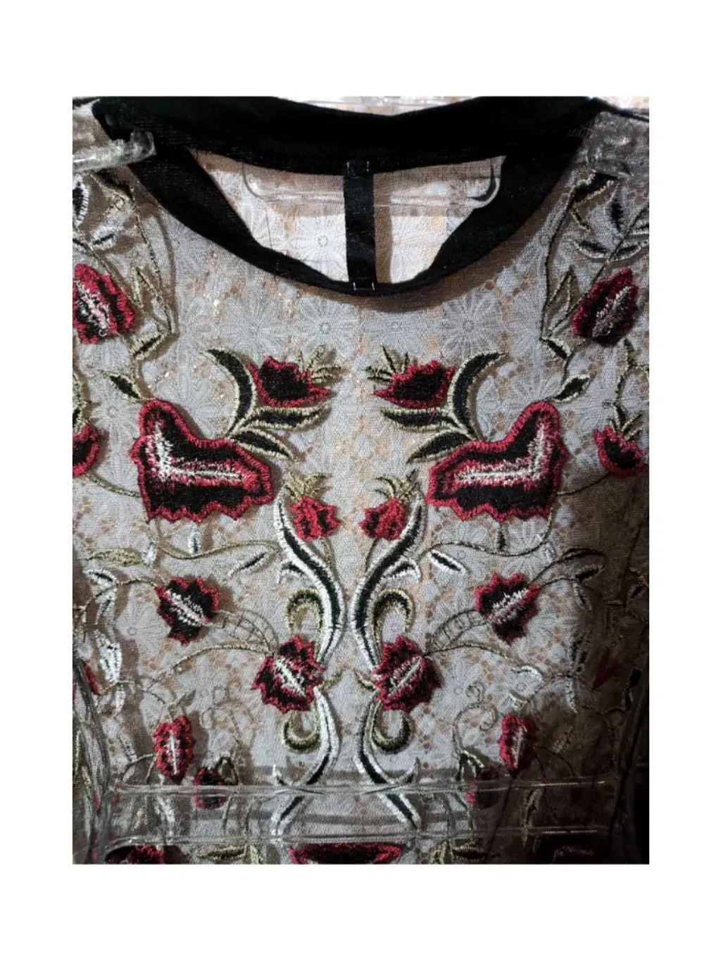 Blusa tule preta bordado floral manga longa