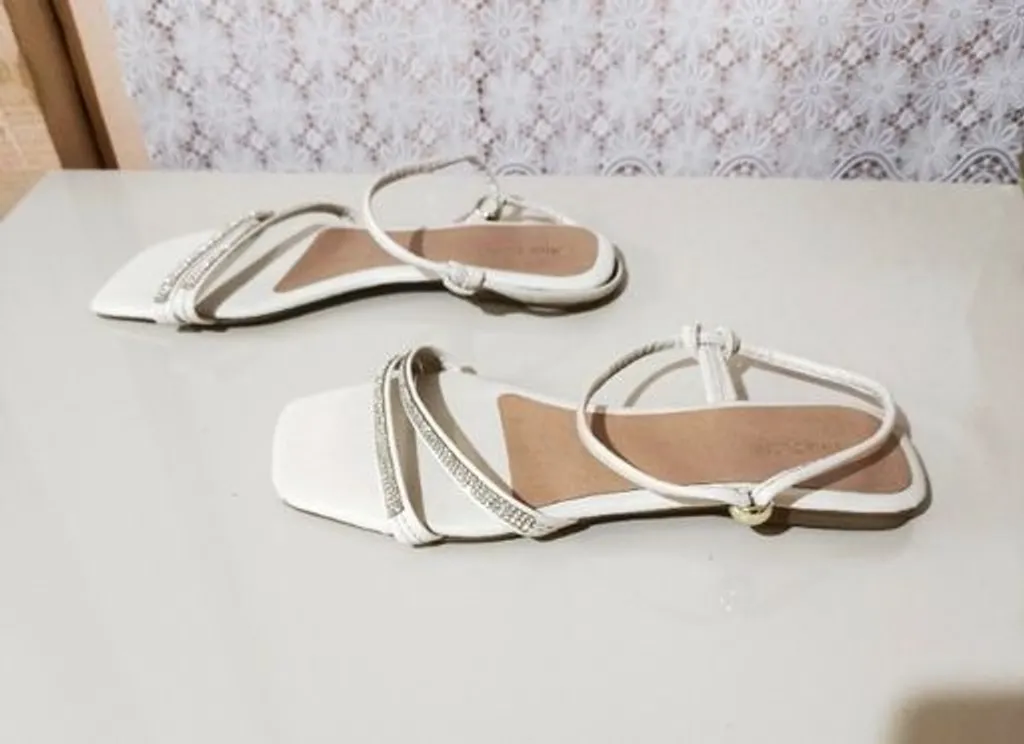 Sandália rasteira branca com strass delicada feminina”