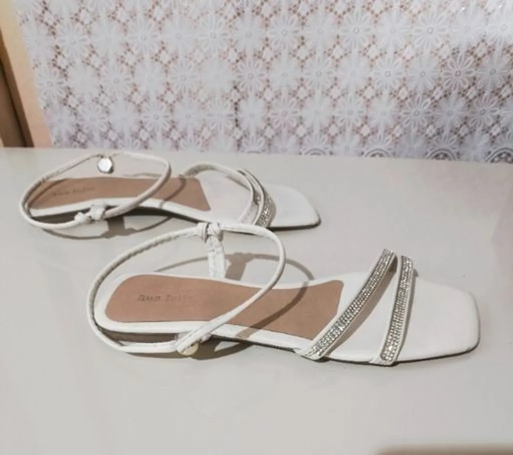 Sandália rasteira branca com strass delicada feminina”