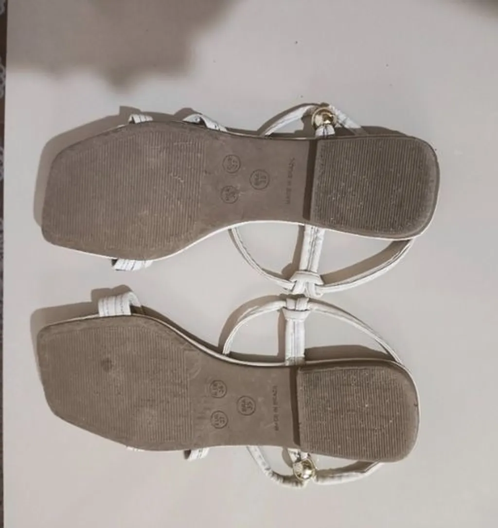 Sandália rasteira branca com strass delicada feminina”