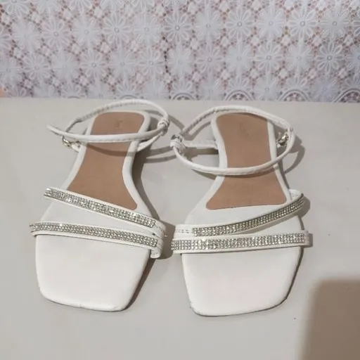 Sandália rasteira branca com strass delicada feminina”