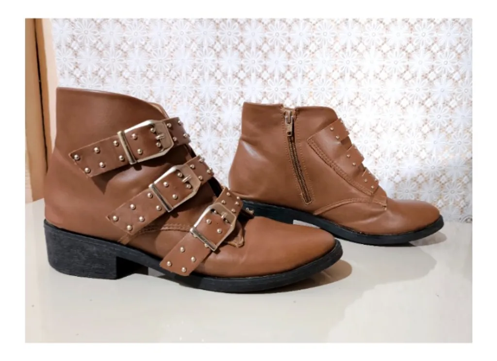 Bota Akazzo marrom com fivelas