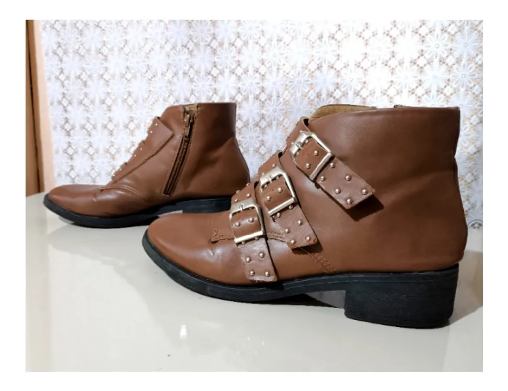 Bota Akazzo marrom com fivelas