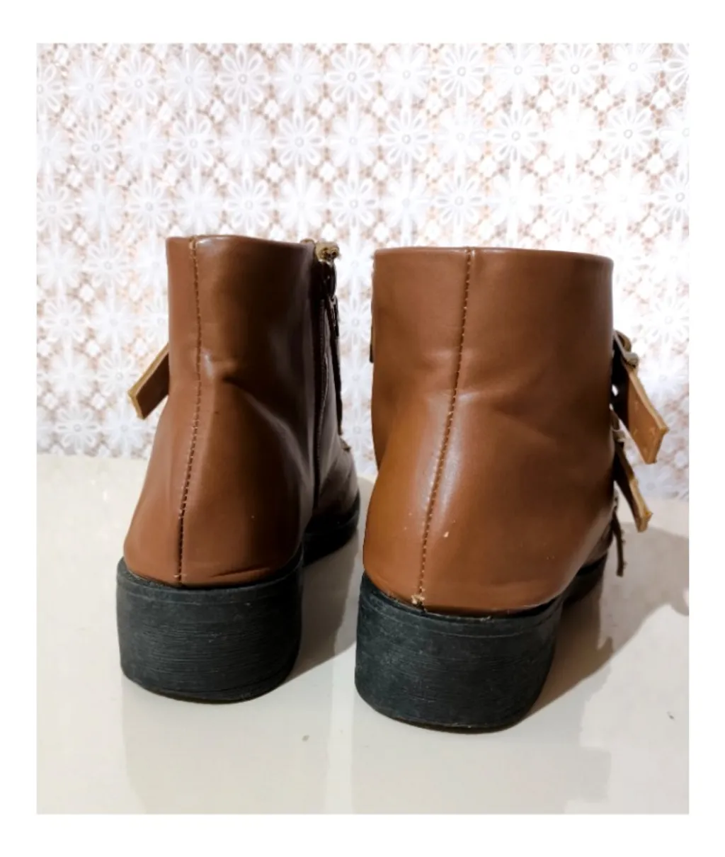 Bota Akazzo marrom com fivelas