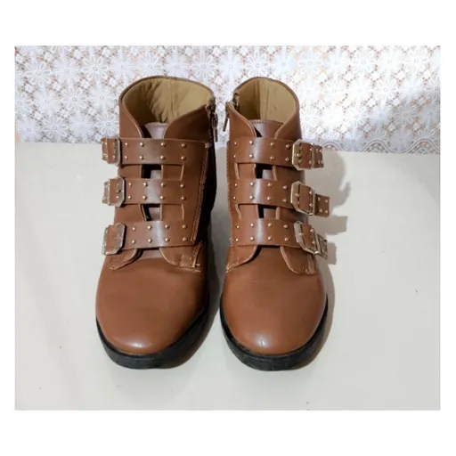 Bota Akazzo marrom com fivelas