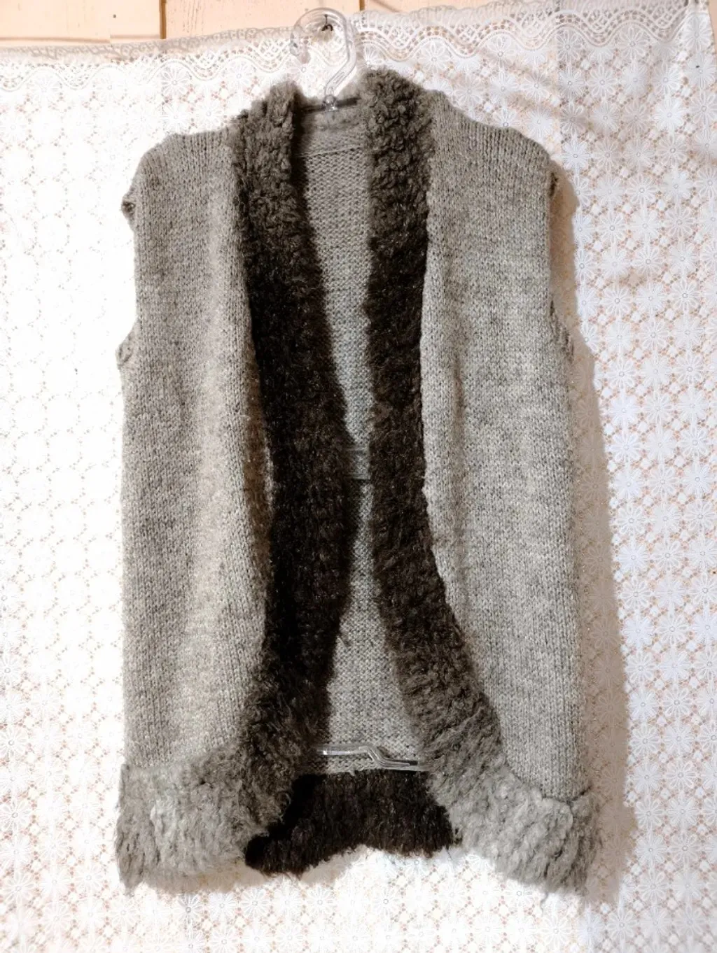 Colete de lã alongado com detalhe em pelúcia